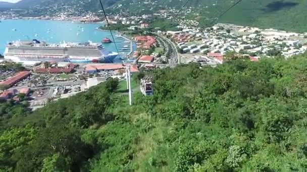 Snížení prostřednictvím lanovky a pohled na ostrově Saint Thomas — Stock video