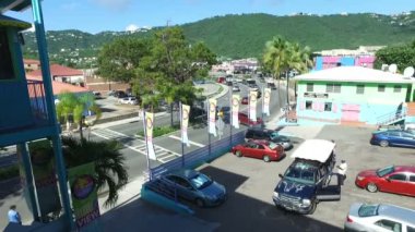 Park yeri ve Saint Thomas Caddesi'nde yakınındaki arabalar