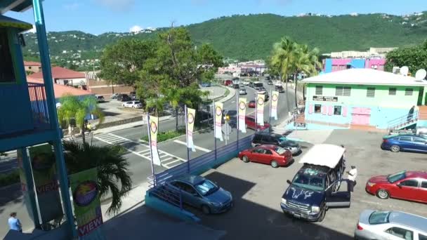 Tempat parkir dan mobil dekat jalan di Saint Thomas — Stok Video