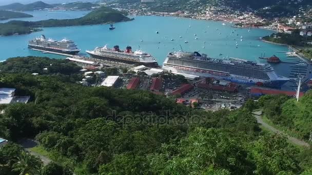 Cruiseschepen verankerd in Charlotte Amalie, kustplaats in het Saint Thomas — Stockvideo