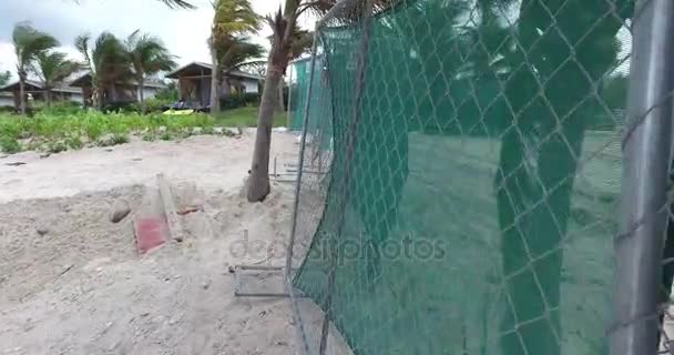 Colocando cerca protetora perto da praia — Vídeo de Stock