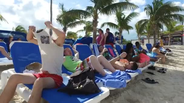 Turystów korzystających i leżąc na leżakach na plaży — Wideo stockowe