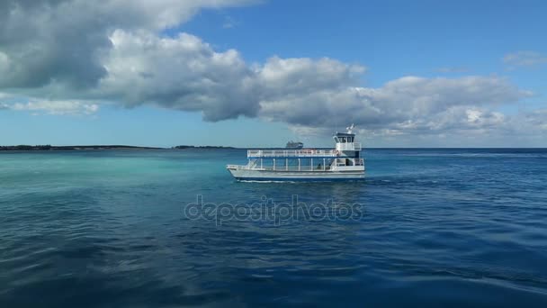 亮蓝色的大海，在巴哈马附近航行的船 — 图库视频影像
