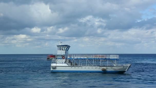 Närbild av ett segelfartyg, nära Bahamas — Stockvideo