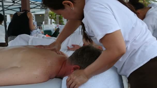 2 in 1, professionele massage op het strand — Stockvideo