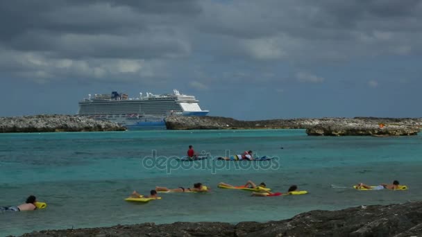 Los turistas están flotando en los colchones de aire cerca de la orilla, crucero en el fondo — Vídeo de stock