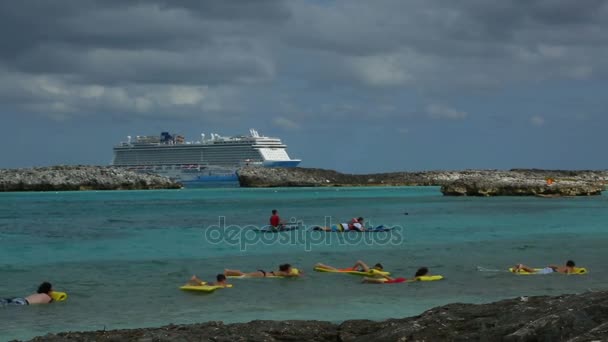 Turistler kıyıya yakın air minderler üzerinde yüzen, cruise gemi içinde belgili tanımlık geçmiş — Stok video