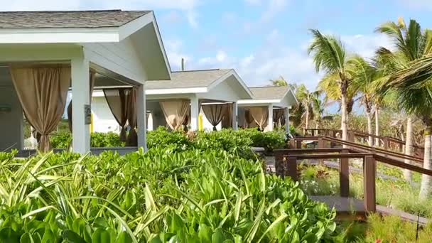 Belle station tropicale avec bungalows — Video