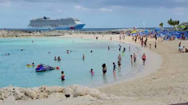 Bela cena de praia com turistas e navio de cruzeiro no fundo — Vídeo de Stock