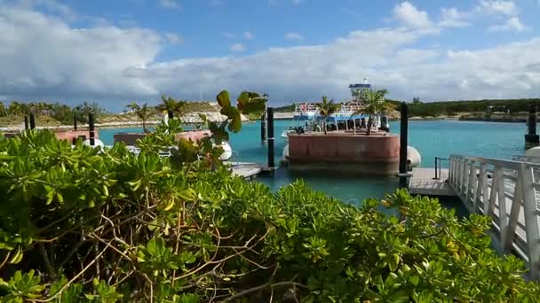 2 en 1, Nave turística a lo largo del muelle — Vídeo de stock