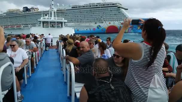 Mujer tomando una foto de crucero desde ferry — Vídeo de stock