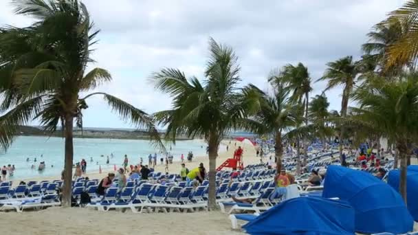 Turister på den vackra sandstranden, Bermuda öarna, norra Atlanten, 13 December 2016. — Stockvideo