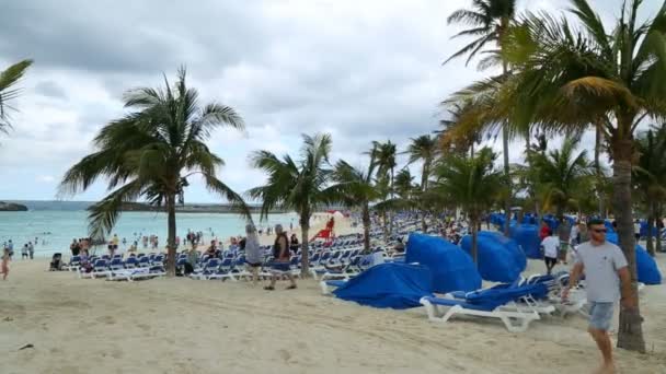Turistas en la hermosa playa de arena, Islas Bermudas, Océano Atlántico Norte, 13 de diciembre de 2016 . — Vídeos de Stock