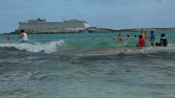 Turistas desfrutando em ondas salpicantes — Vídeo de Stock