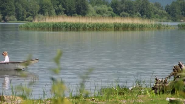 Familienzeit-Vater und zwei Kinder, Junge und Mädchen, genießen im Boot am Fluss, Junge rudert — Stockvideo