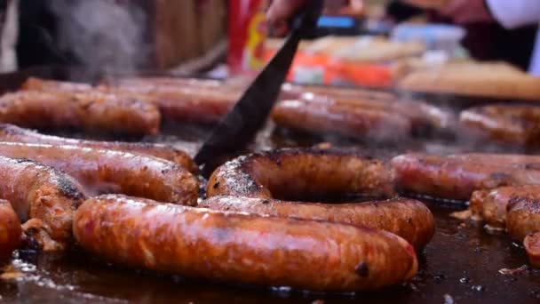 Курение вкусной колбасы, поворот и покрытие колбасы на гриле — стоковое видео