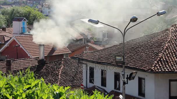 Дим над будинками, дим виходить з димоходу — стокове відео