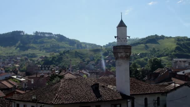 Miasta Novi Pazar i meczet, widok z boku z góry — Wideo stockowe