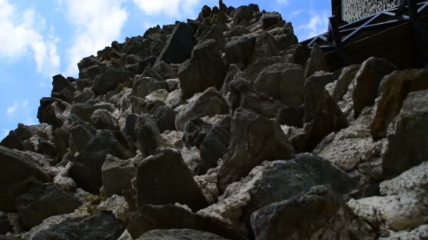 2 en 1, paredes rocosas ásperas de la fortaleza — Vídeos de Stock