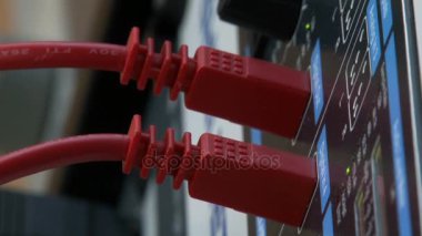 Kırmızı kabloları, giriş ve çıkış ses donanımı üzerinde