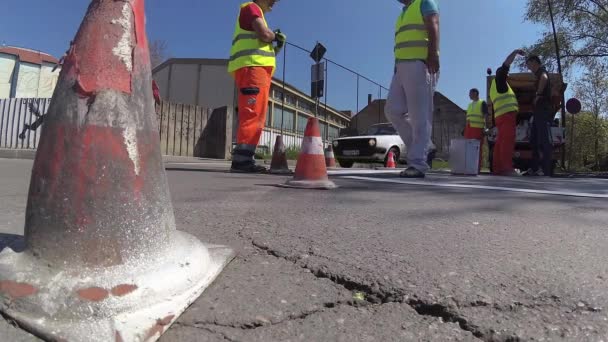 Cones de tráfego, reparação da estrada e linhas de pintura, tráfego em segundo plano — Vídeo de Stock