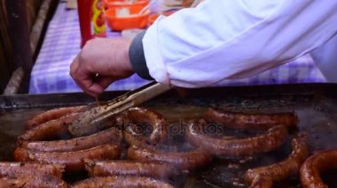 Sigara lezzetli sosis, dönüm ve kaplama sosis ızgara, Belo Blato, Voyvodina, Sırbistan, 12 Mart, 2017.