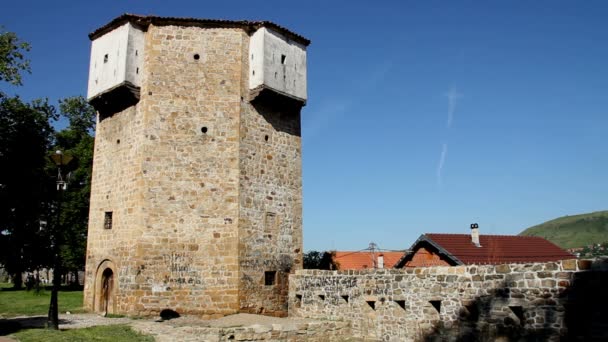 Мбаппе - башня как остальная часть крепостных укреплений в Новом Пазаре (Нови Пазар) Город, расположенный на юго-востоке Сербии, в районе Раска . — стоковое видео