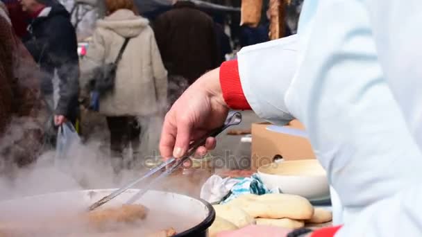 Toczenie i opiekania kiełbasek z grilla — Wideo stockowe
