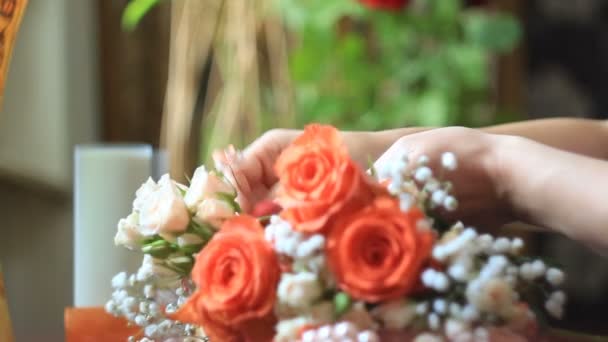 Fazendo buquê de noiva na loja de flores — Vídeo de Stock