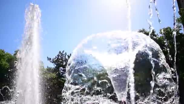 2 in 1,Fountain peak and water drops — Stock Video