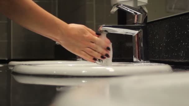 Frau wäscht sich auf öffentlicher Toilette die Hände — Stockvideo