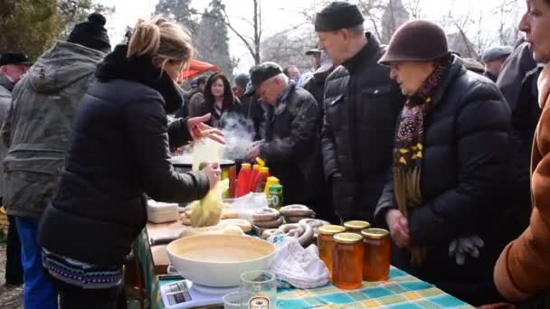 Kopen van fastfood, interne voedselhulp en potten met honing op de openbare plaats — Stockvideo
