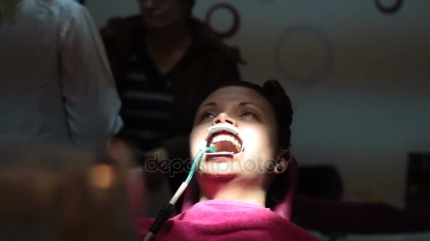 Ασθενής-νεαρή γυναίκα είναι σε αναμονή για την οδοντιατρική θεραπεία — Αρχείο Βίντεο