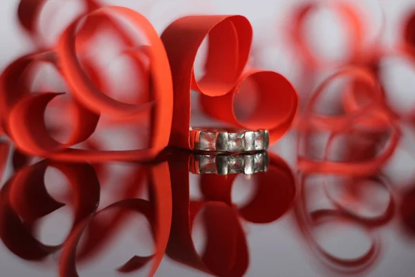 Bague en argent avec pierres précieuses et décoration coeur — Photo