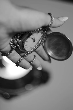 Cep saati tutan kadın jand