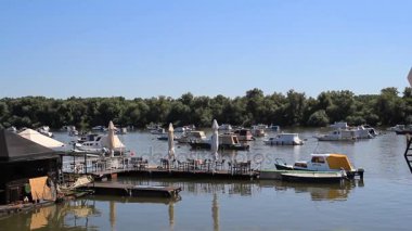 Küçük, sakin pier Nehri üzerinde