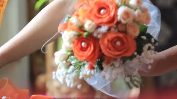 Fermeture de la caméra avec bouquet de mariée orange-blanc — Video