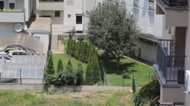 Park ile bina konut ve yeşil alan, Novi Sad, Sırbistan, 4 Haziran, 2017.