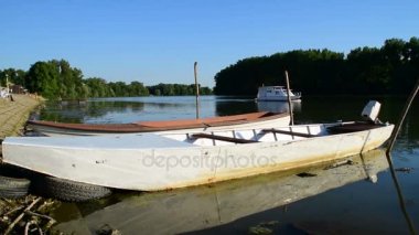 Nehir kıyısında denizde tekneler