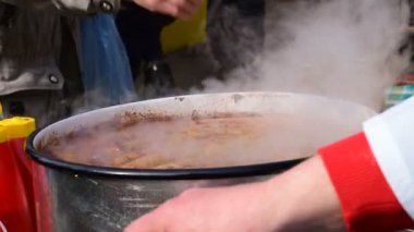 bir sosis büyük bir kızartma tavada yerleştirerek Belo Blato, Voyvodina, Sırbistan, 12 Mart 2017.