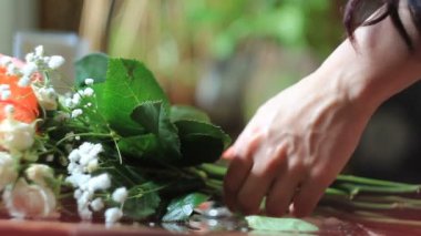 Kadınların elleri güzel bir gelin buketi çiçek dükkanında yapma