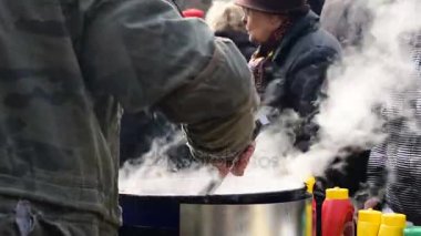 bir sosis büyük bir kızartma tavada yerleştirerek Belo Blato, Voyvodina, Sırbistan, 12 Mart 2017.