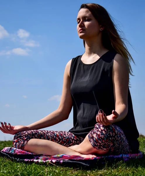 Młode kobiety medytacji w przyrodzie w pozycji lotosu — Zdjęcie stockowe