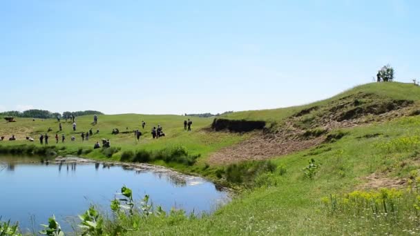 I turisti si stanno godendo un soggiorno in campagna — Video Stock