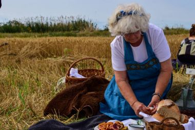 Yaşlı bir saman üzerinde oturan ve aperatif sahip kadınlar