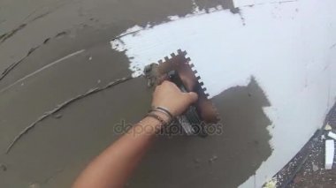 erkek işçiler ellerini duvar sıvama
