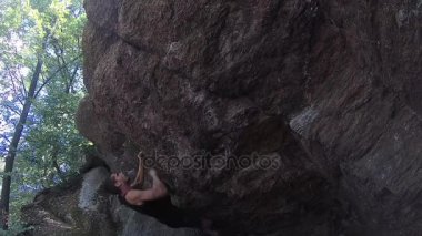 genç bir adam için rock donanımları, dağcılık tırmanıyor serbest solo tırmanış