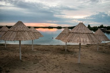 günbatımı kızdırma, güzel kumlu Plajda şemsiye