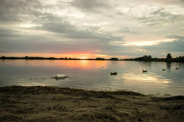 Friedliches Sonnenuntergangsglühen über dem See — Stockfoto