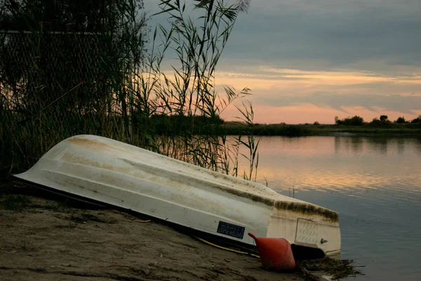 Лодка расположена на берегу озера — стоковое фото